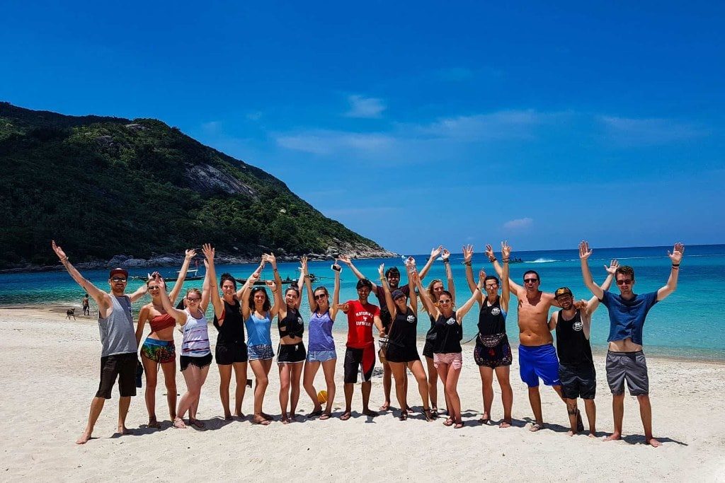 Groep reizigers op het strand tijdens de Zuidoost-Azie Discovery Groepsreis Groep reizigers op het strand tijdens de Zuidoost-Azie Discovery Groepsreis