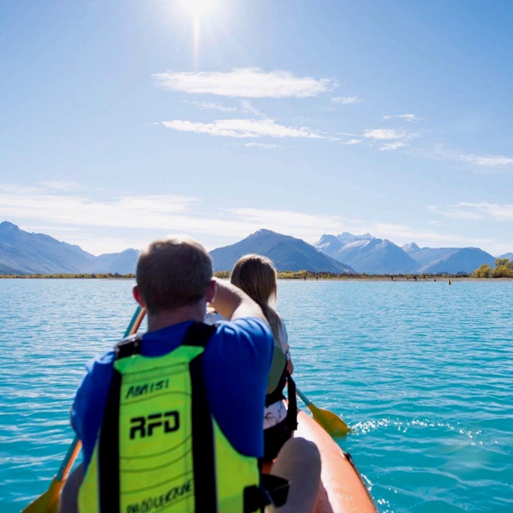 Twee personen aan het kajakken in Nieuw-Zeeland tijdens de Zuidereiland Tasman Groepsreis