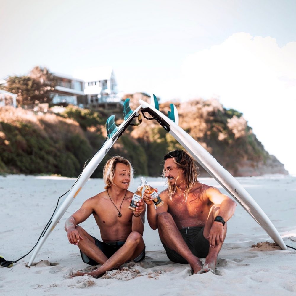 Biertje drinken na de surflessen van de Sydney Surfcursus