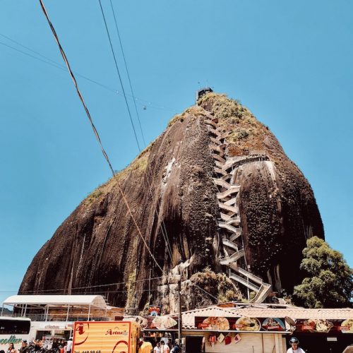 Beklim de vele trappen van de El Penol Rock met de Colombia Budget Groepsreis