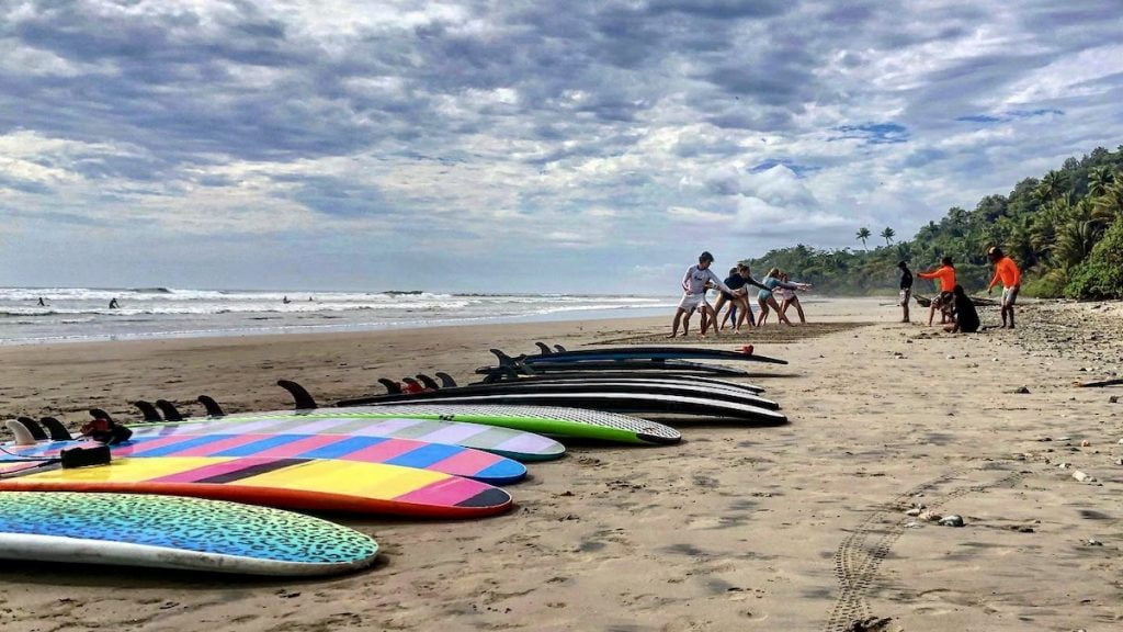 Opwarmen voor de surfles in het Costa Rica Surfkamp Opwarmen voor de surfles in het Costa Rica Surfkamp