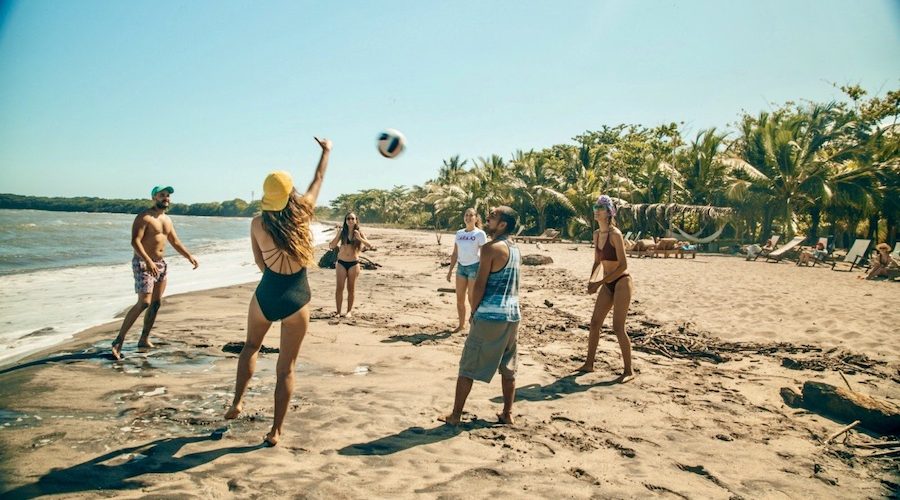 Volleyballen met reisgenoten op het strand van Colombia Budget Groepsreis