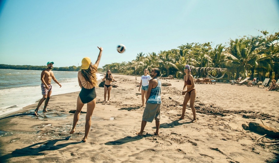 Volleyballen met reisgenoten op het strand van Colombia Explorer Groepsreis