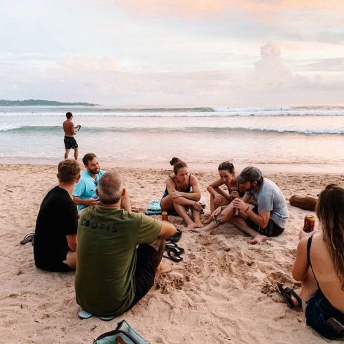 Chillen op het strand na een dag surfen op Bali