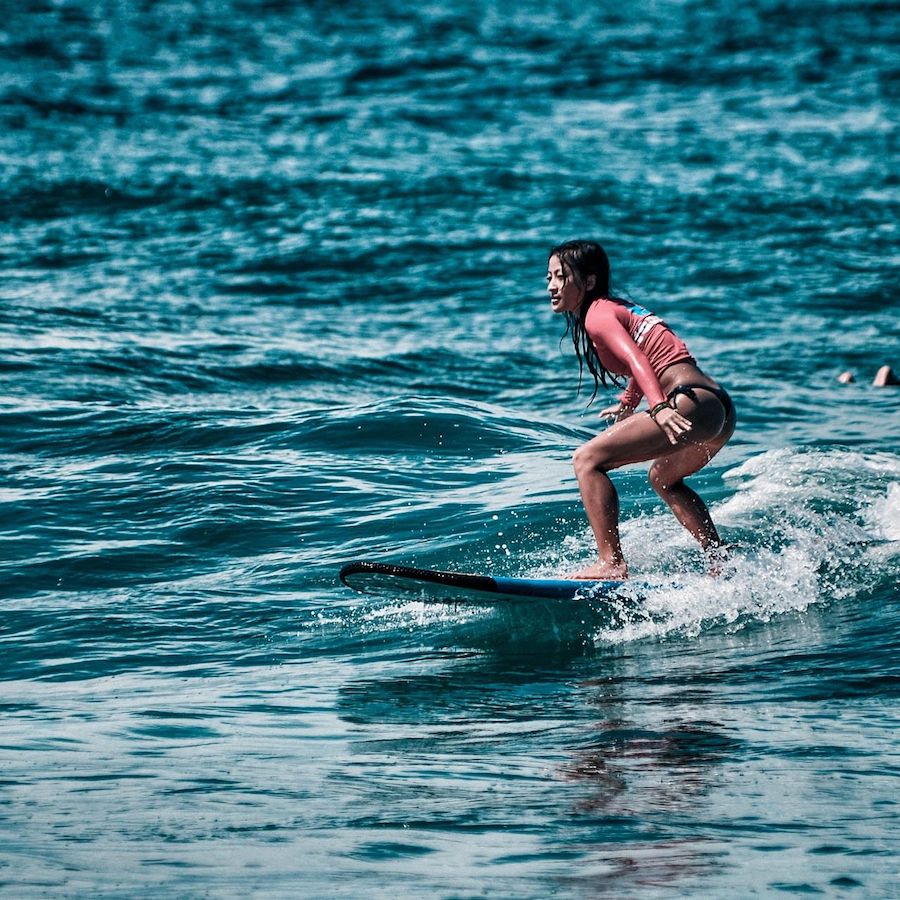 Pak met surfen de beste golven van Bali