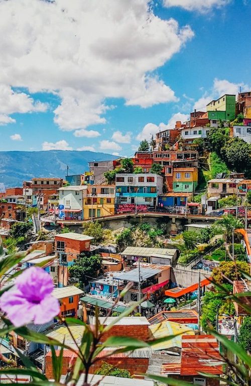 Kleurrijke huizen in de wijken van Colombia