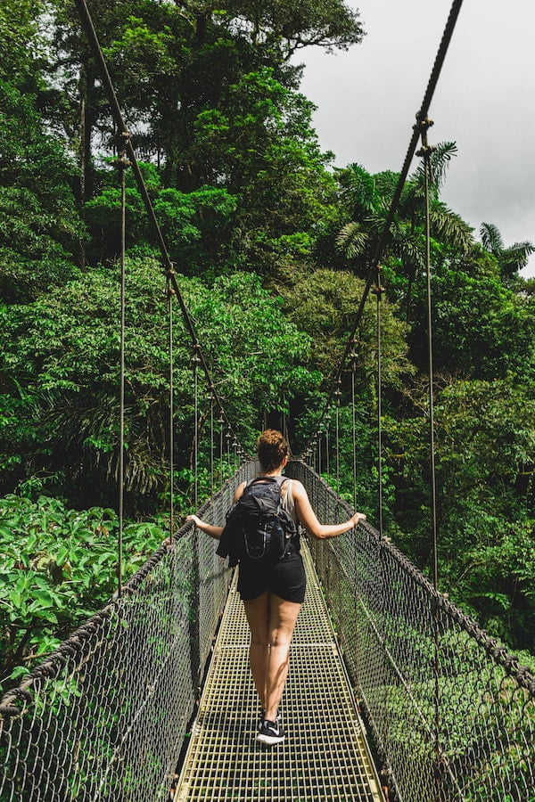 Met een hangbrug door de boomtoppen van Costa Rica Met een hangbrug door de boomtoppen van Costa Rica