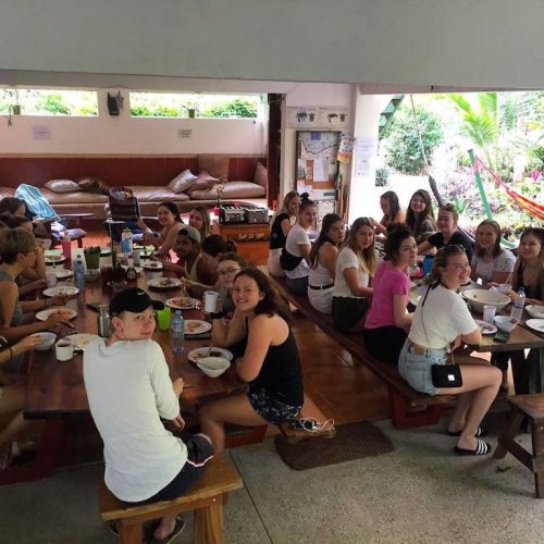 Met de groep samen eten in Santa Teresa tijdens de Costa Rica Ultimate Groepsreis
