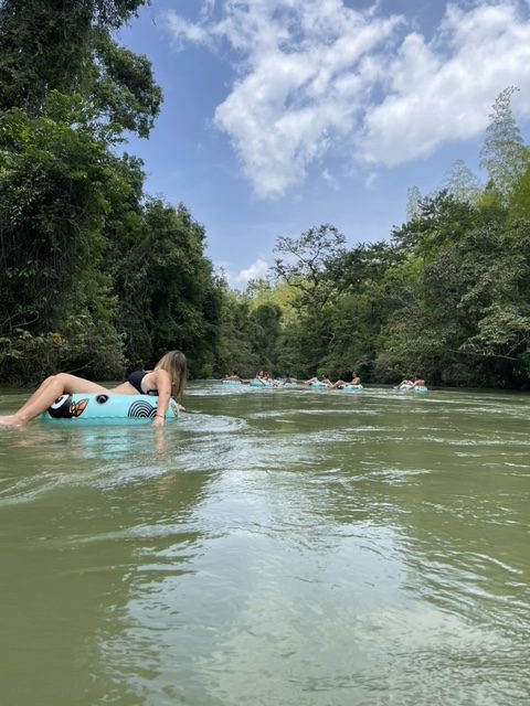 Tubing op de rivier in Guatemala