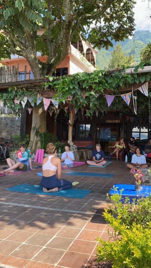 Yoga klasje volgen met je reisgenoten Yoga klasje volgen met je reisgenoten
