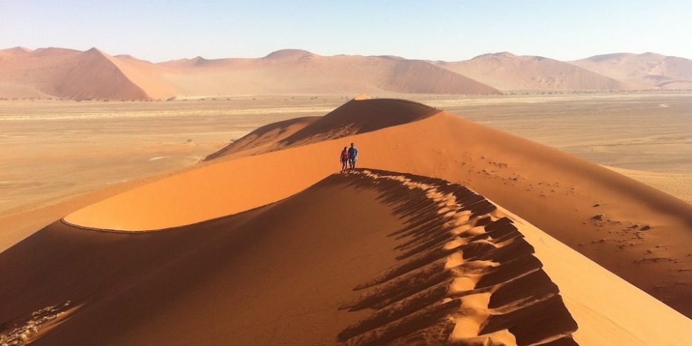 Dune 45 hike tijdens de Zuidwest-Afrika Explorer jongeren groepsreis