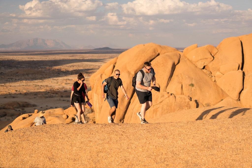 Spitzkoppe wandeling tijdens Zuidwest-Afrika Explorer jongeren groepsreis