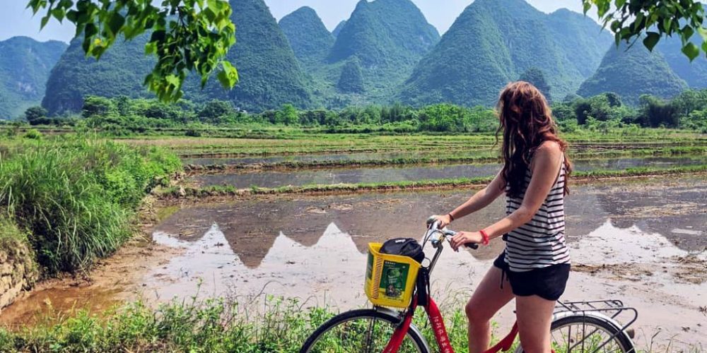 Vietnam Group Tour girl fietsen