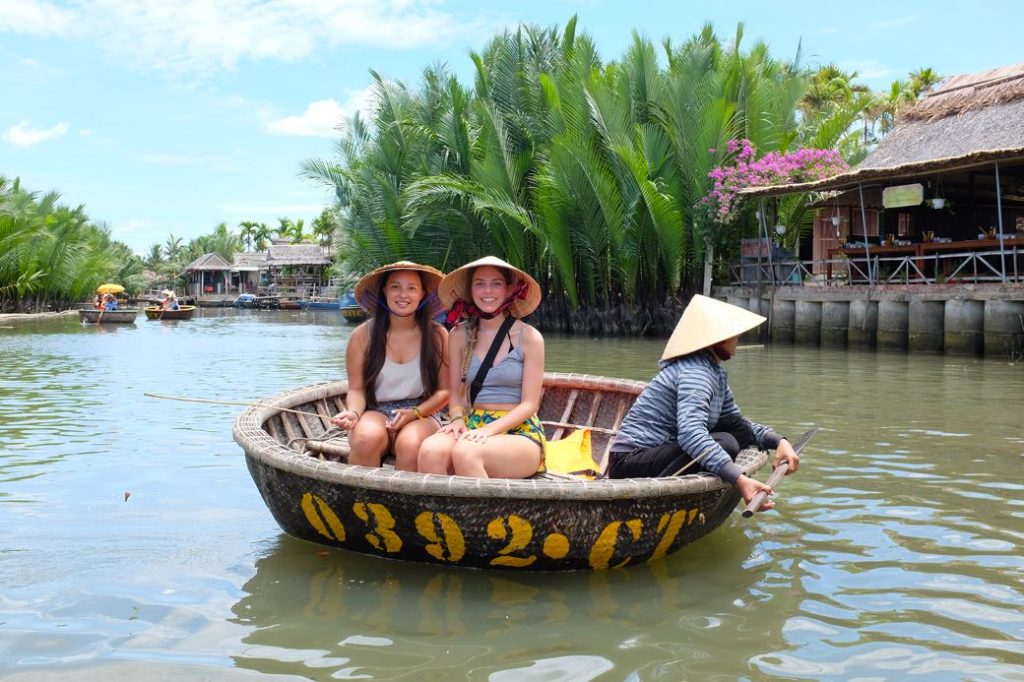 In een mand-boot naar krab vissen Thailand Vietnam & Cambodja In een mand-boot naar krab vissen tijdens de Zuidoost-Azie Discovery groepsreis