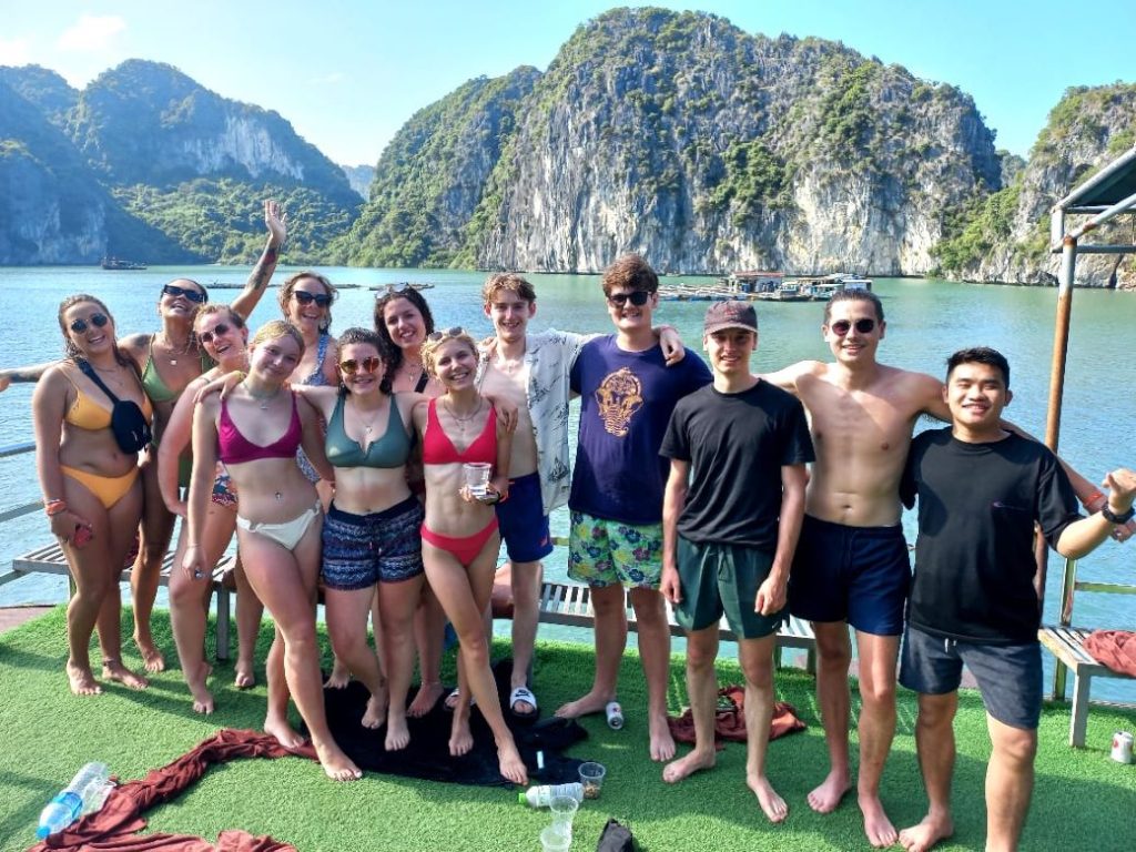 Groep op boot Zuidoost-Azie 2 Groep op boot Zuidoost-Azie 2