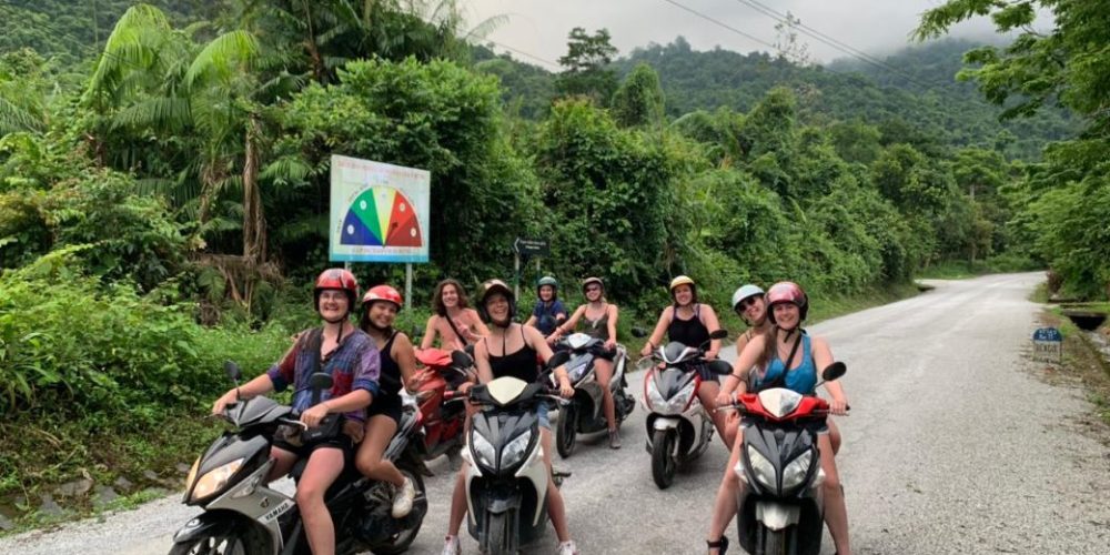 Groep op scooters Zuidoost-Azie