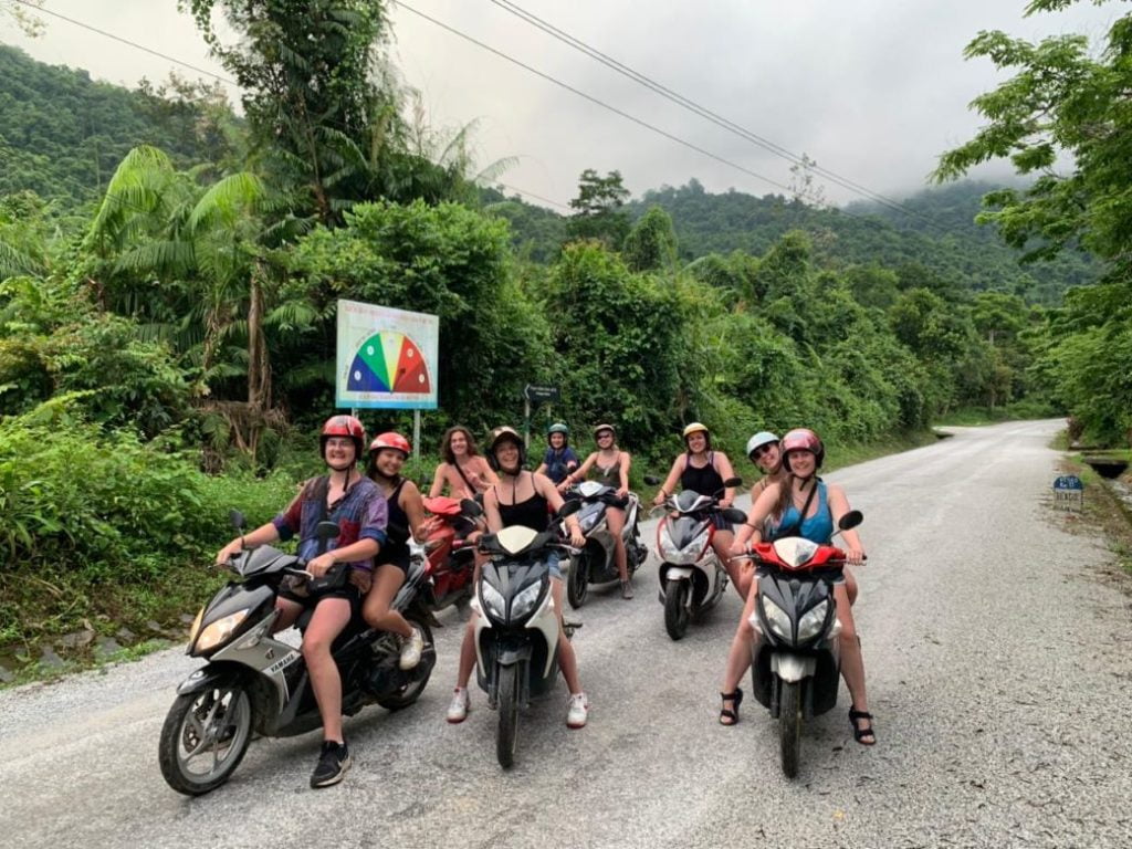Groep op scooters Zuidoost-Azie Groep op scooters Zuidoost-Azie
