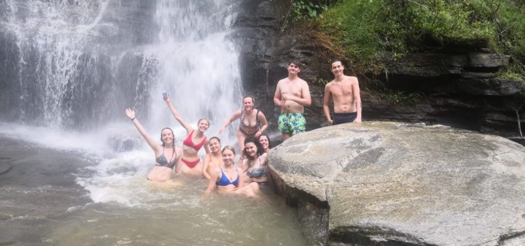 Groep voor waterval Zuidoost-Azie Groep voor waterval Zuidoost-Azie Adventure Groepsreis