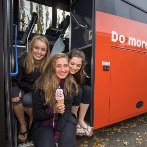 Prive bus tijdens jongerenreis langs de oostkust van Australie
