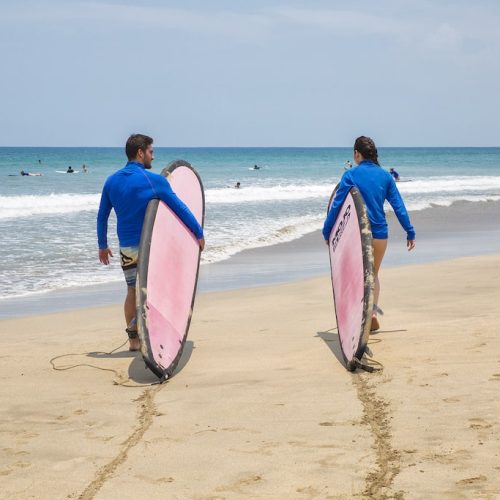 Tijdens Bali Dutchies groepsreis leren surfen
