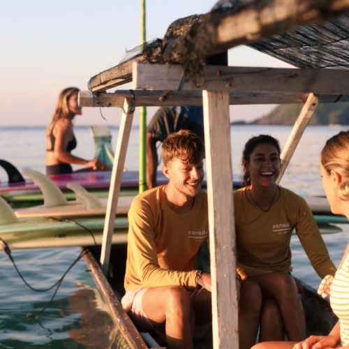 Groep op surfboot Lombok - Oak Travel verre buitenland reizen