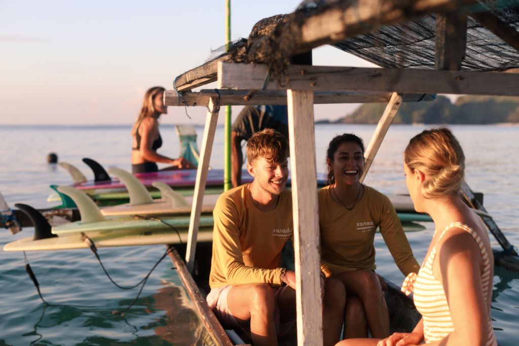 Groep op surfboot Lombok - Oak Travel verre buitenland reizen