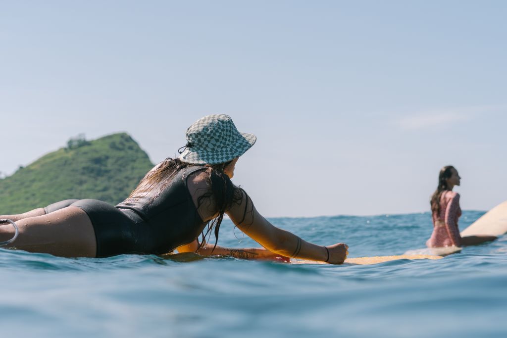 Surfen wachten op de beste golf in Lombok