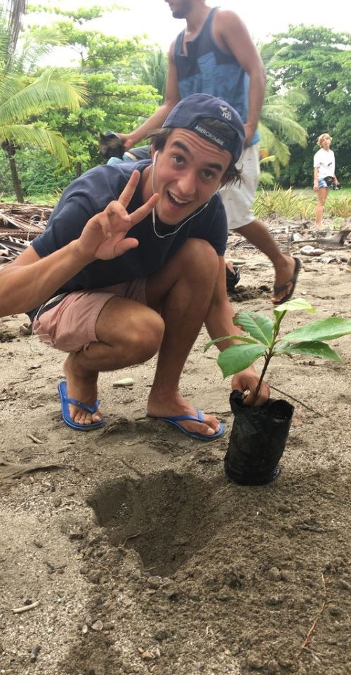 Bomen planten in Costa Rica - vrijwilligerswerk tijdens taalreis voor jongeren