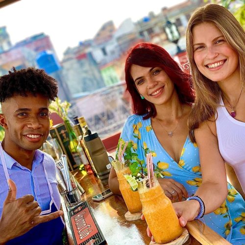 Drankje drinken tijdens taalreis in Cuba