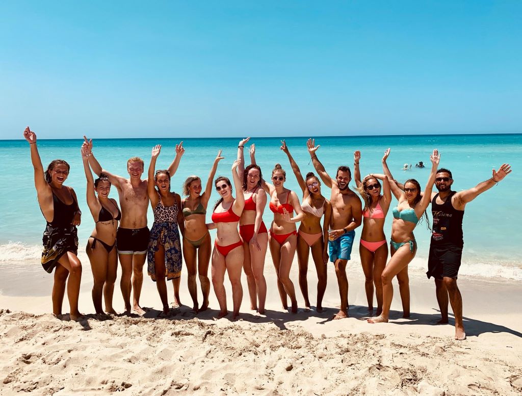 Groepsfoto op het strand in Cuba tijdens een van de taalreizen