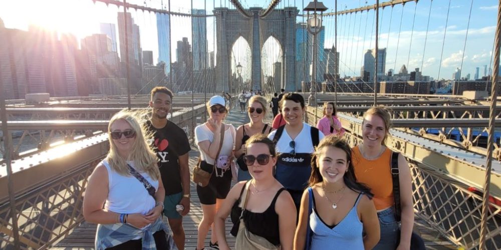 Groepsfoto op de Brooklyn Bridge in New York