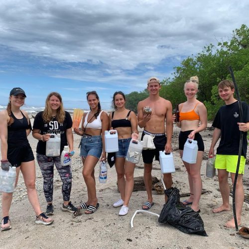 Plastic opruimen van het strand in Costa Rica