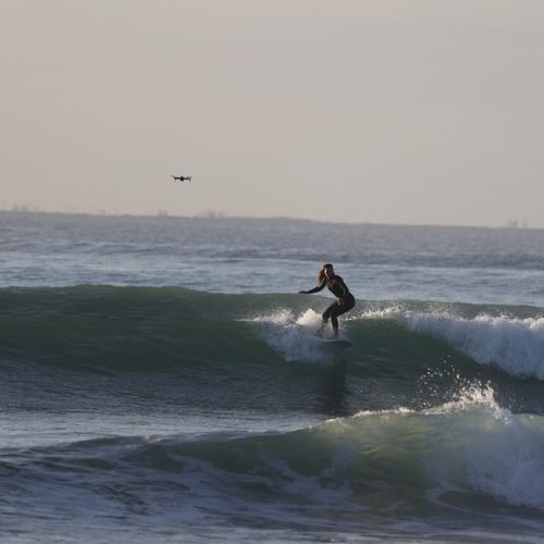 Rachel John aan het surfen in Jeffreys Bay Zuid-Afrika