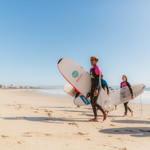 Surflessen voor beginners en gevorderde surfers tijdens het Rachel John surfkamp