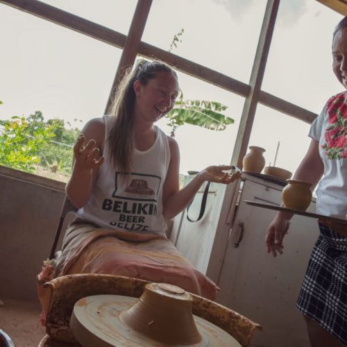 San Ignacio Planeterra Womens Pottery Co-Op aardewerk demonstratie van de lokale vrouwenbevolking