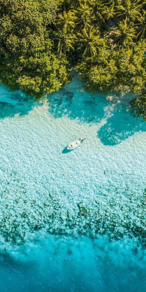 Kraakhelder water van de Malediven