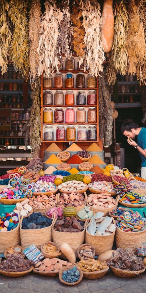 Proef de Marokkaanse specerijen op de markt