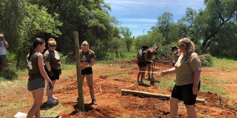 Werken op het land tijdens Wild Cats vrijwilligerswerkproject in Zuid-Afrika