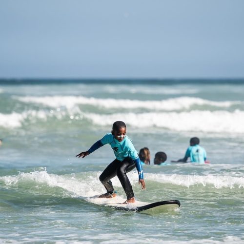 Kind aan het surfen in Kaapstad