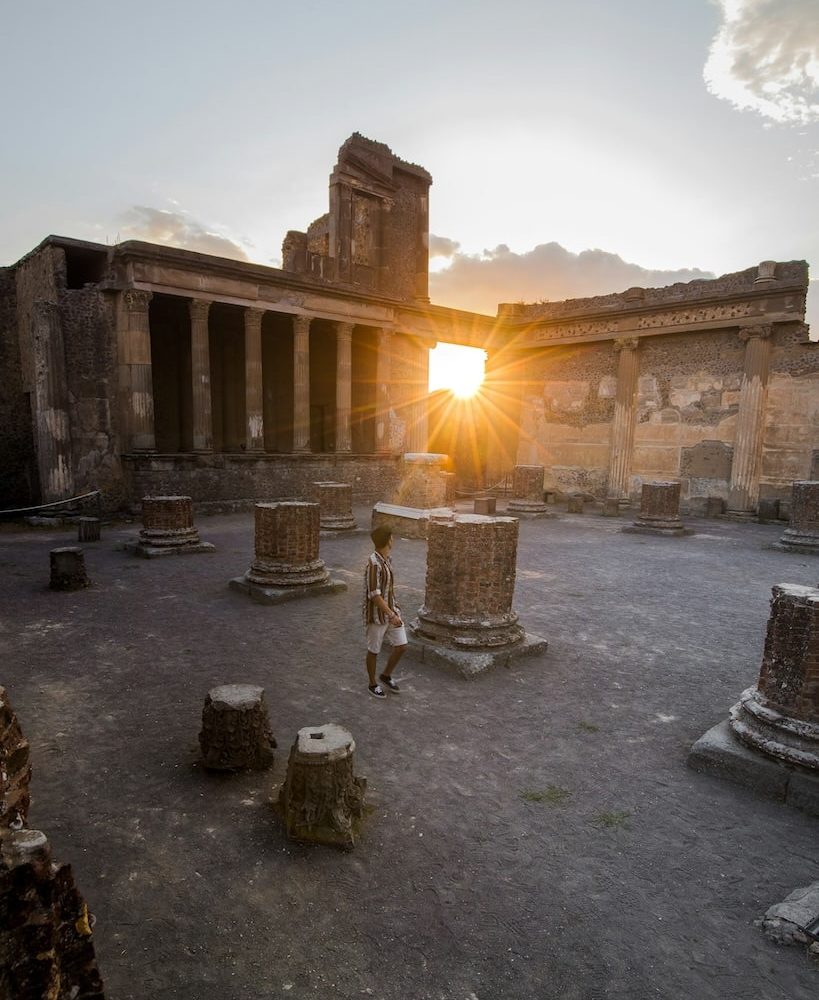 Reiziger bij de Pompeii ruines
