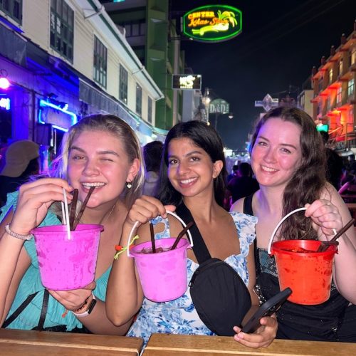 Bucket bars in Thailand met reisgenoten