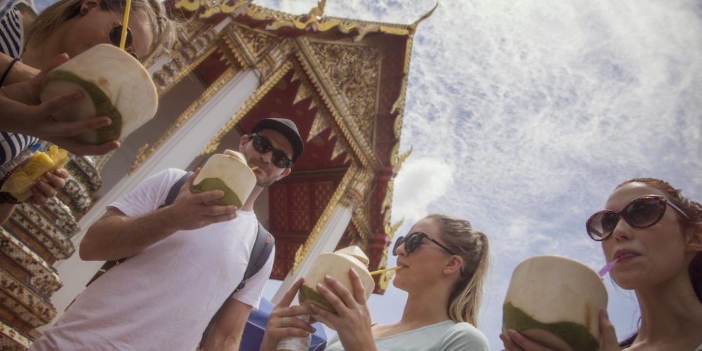 Vers kokoswater drinken tijdens de Thailand Budget Jongerenreis