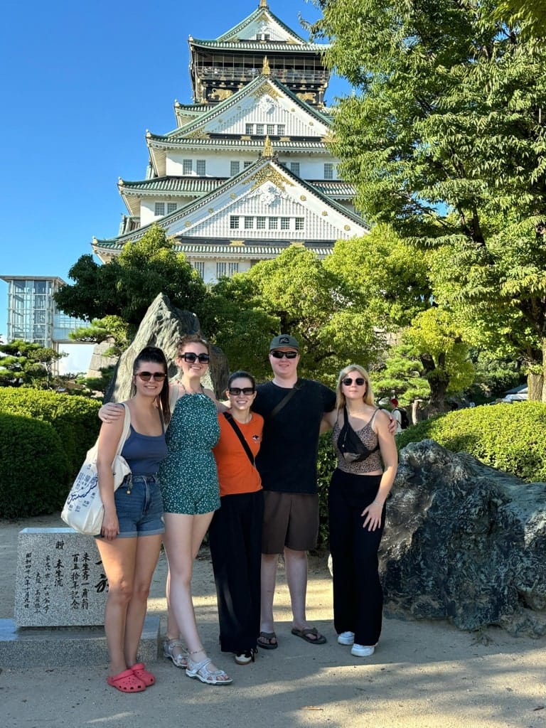 Osaka Castle bezoeken met groep reisgenoten Osaka Castle bezoeken met groep reisgenoten