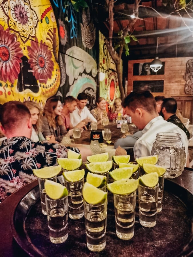 Uitgaan met groep reisgenoten tijdens Mexico jongerenreis Uitgaan met groep reisgenoten tijdens Mexico jongerenreis