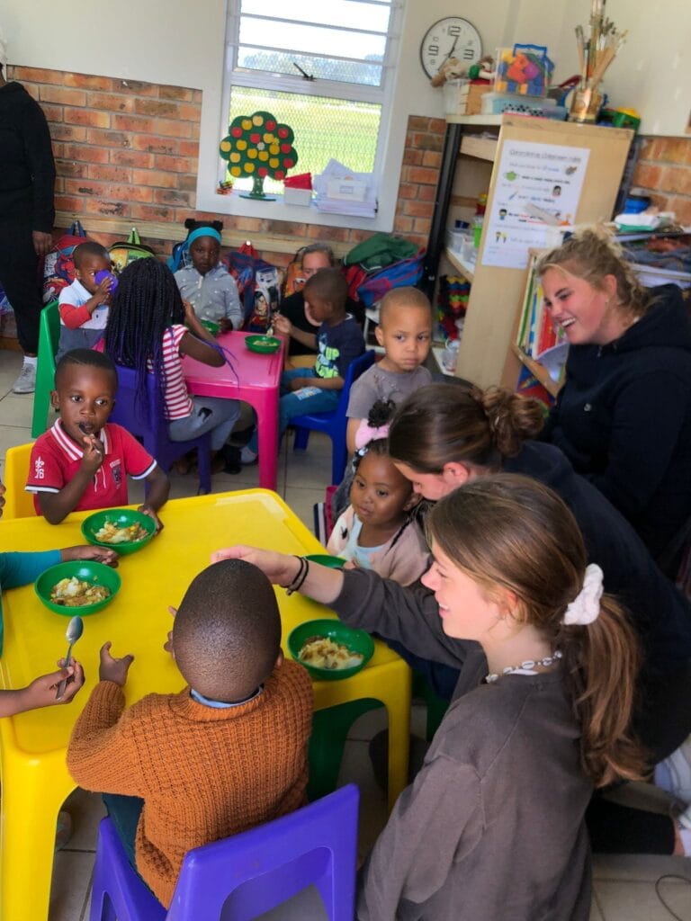 Help als vrijwilliger de kinderen met hun snack Help als vrijwilliger de kinderen met hun snack