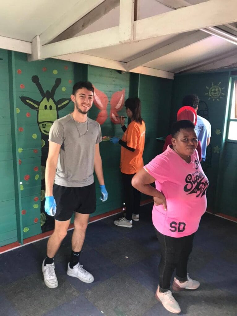 Help het buurhuis opknappen Help het buurhuis opknappen tijdens het werken met kinderen project