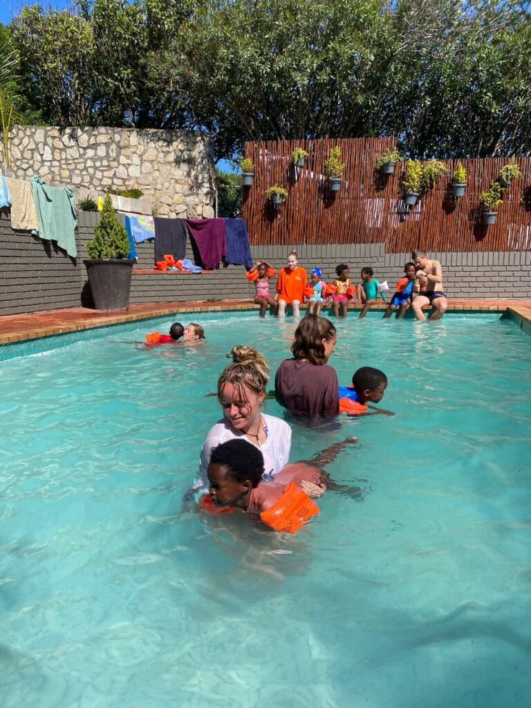 Kinderen in Zuid-Afrika leren zwemmen Kinderen in Zuid-Afrika leren zwemmen