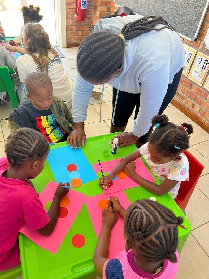 Knutselen met de kids Knutselen tijdens het werken met kinderen project