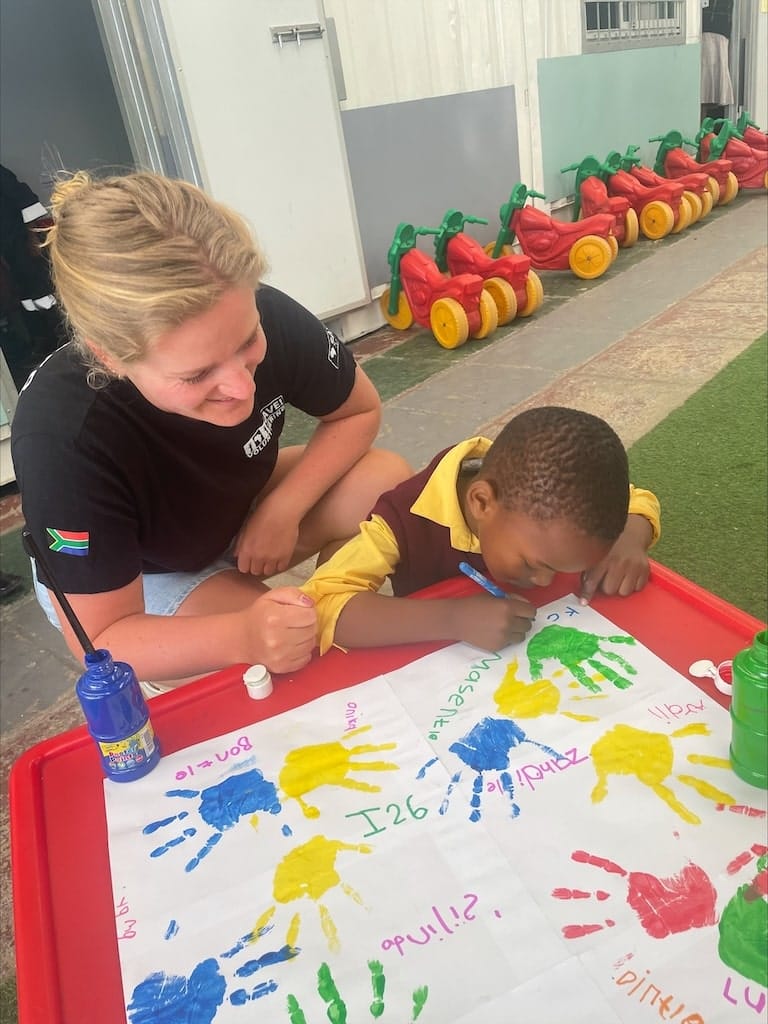 Nederlandse vrijwilliger spelen met de kinderen