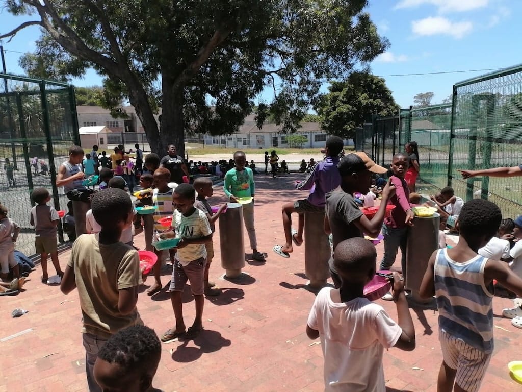 Snack uitdelen aan de kinderen Snack uitdelen tijdens het werken met kinderen project